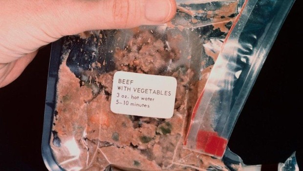 Tecnologia para fomentar cardápio espacial evoluiu - e até chegou a nós, desenvolvendo produtos como pratos congelados e microondas (Foto: Getty Images via BBC News Brasil)