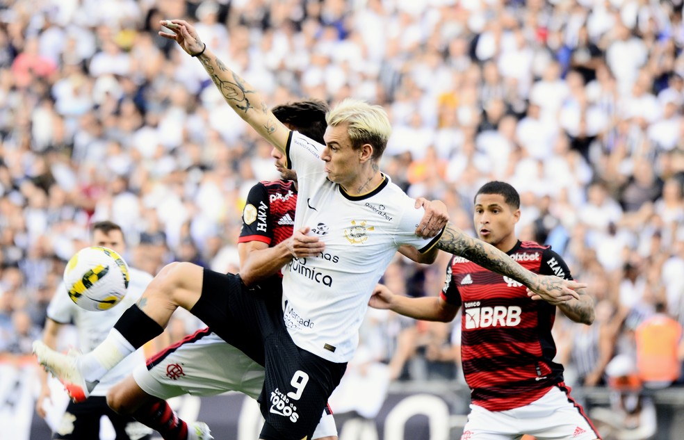 Rodrigo Caio disputa bola com Roger Guedes observado por Jo&atilde;o Gomes &mdash; Foto: Marcos Ribolli