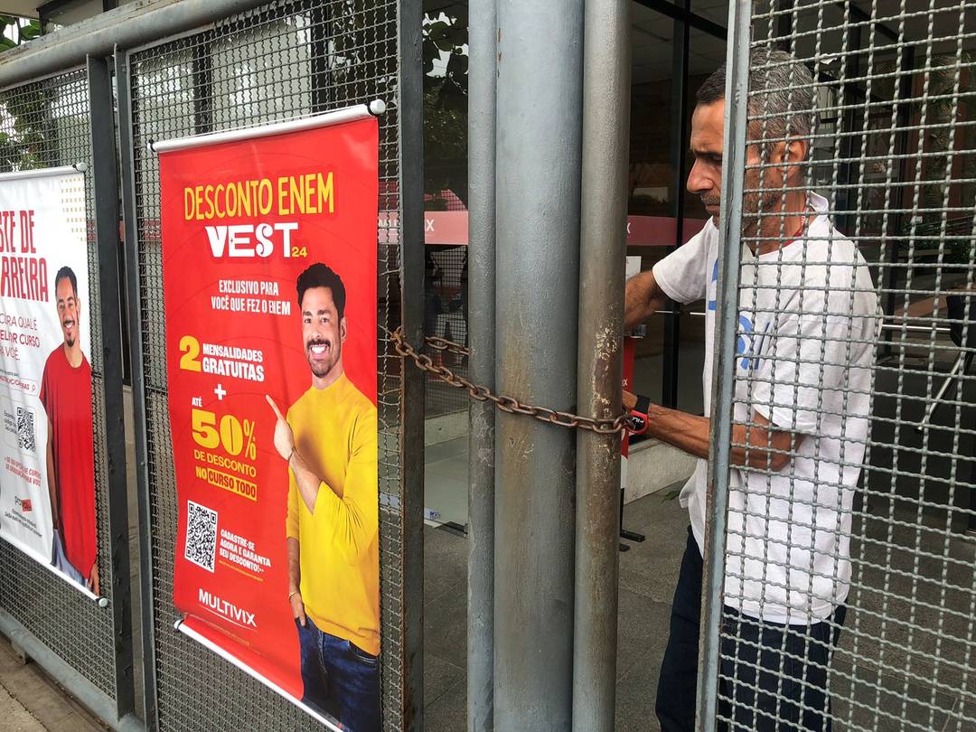 Portão fechado na faculdade em Vitória