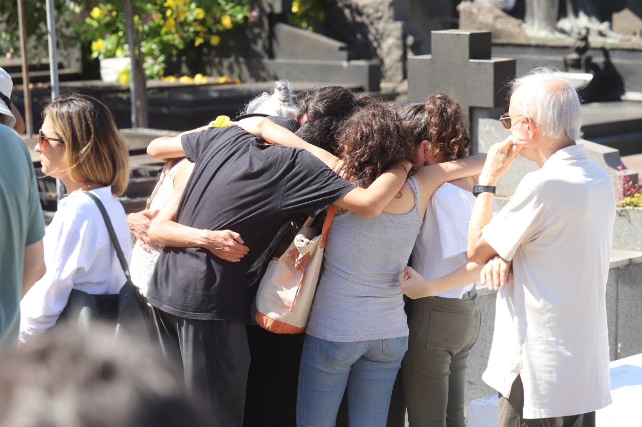 Amigos e família se despedem de Domingos de Oliveira (Foto: AgNews/Daniel Pinheiro)