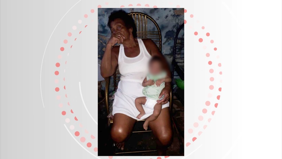 Elza Lucas da Silva, de 65 anos, com bisneto no colo; ela foi morta pelo ex da neta em Maceió, AL — Foto: Arquivo pessoal