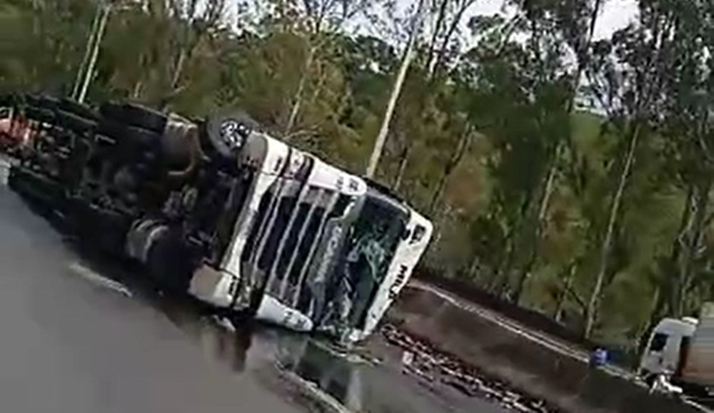 Carreta carregada com garrafas de cerveja tomba na rodovia Fernão Dias, em Cambuí