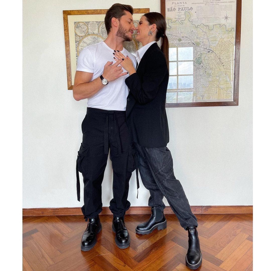 Camila Queiroz não consegue manter o "carão" ao lado do marido: "meu coração derreteu todinho" (Foto: Reprodução/Instagram)