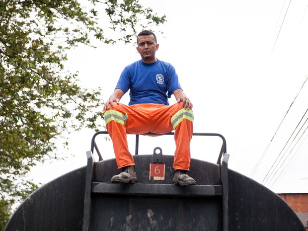 Fábio Roberto desviou o caminhão da empresa onde trabalha para distribuir água para os vizinhos do Jardim Pantanal, na Zona Sul de São Paulo (Foto: Fábio Tito/G1)