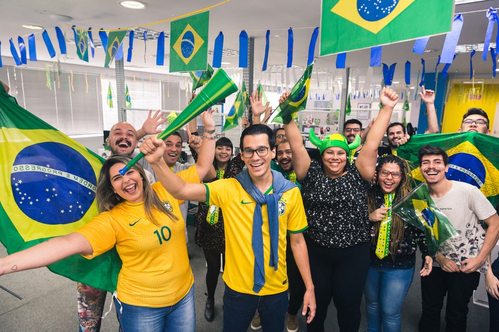 Eduardo L'Hotellier, CEO do GetNinjas (meio), acha importante as empresas motivarem os funcionários a torcer pelo Brasil e confiar que o trabalho será feito em outro momento (Foto: Marcelo Brandt / G1)