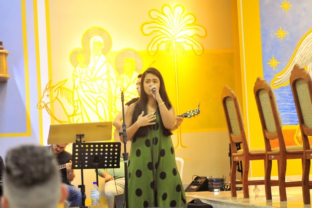 Isabella Arantes canta em missa de sétimo dia de Henrique Ribeiro, produtor de Marília Mendonça (Foto: Octacilio Queiroz/ Agnews)