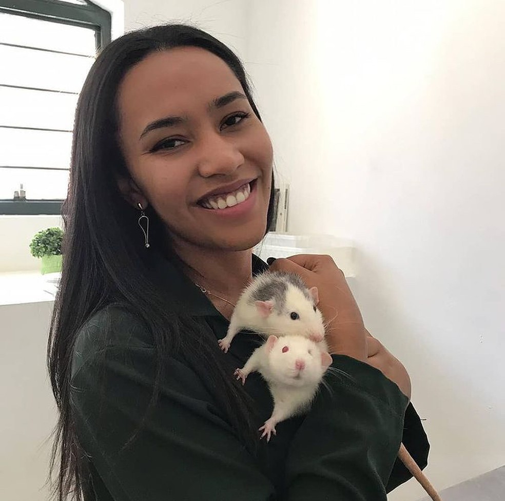 A médica veterinária Danielle de Souza é especialista em pós -graduanda em Clínica Médica e Cirúrgica de Animais Silvestres e Pets Exóticos — Foto: Arquivo pessoal/Danielle de Souza