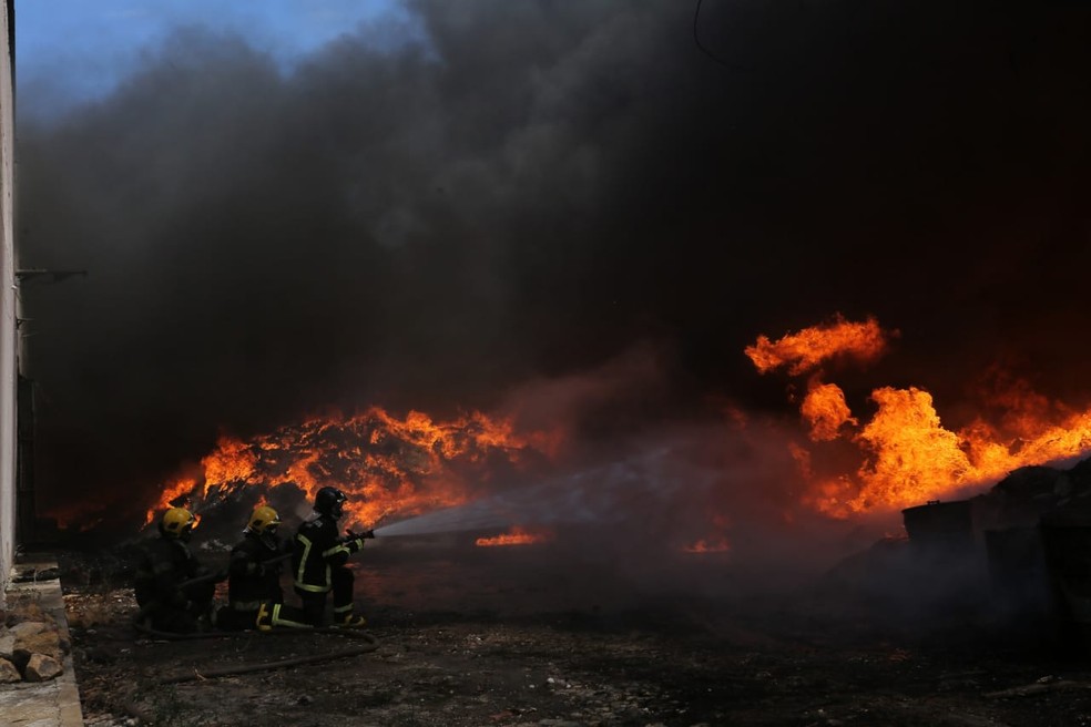Incêndio de grandes proporções atinge revendedora de borracha na Zona Sul de Teresina — Foto: Thiago Amaral