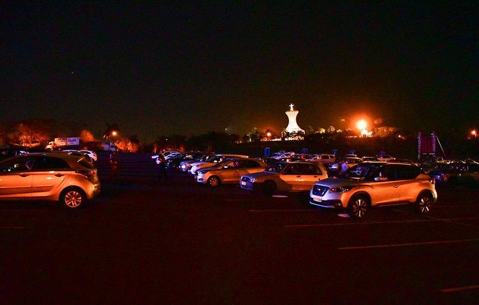 Estacionamento do Campus 3 (Morada de Deus) se tornou um verdadeiro cinema a céu aberto — Foto: Ector Gervasoni e Gabriela Oliveira