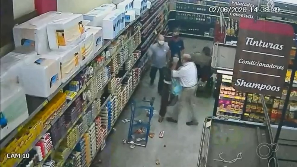 C&acirc;mera de seguran&ccedil;a flagrou funcion&aacute;rio enforcando mulher em Ara&ccedil;atuba &mdash; Foto: Reprodu&ccedil;&atilde;o/TV TEM