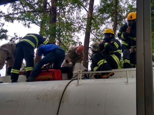 Bombeiros resgatam pessoas que desmaiaram ao limpar tanque de combustível Goiás Senador Canedo (Foto: Reprodução/TV Anhanguera)