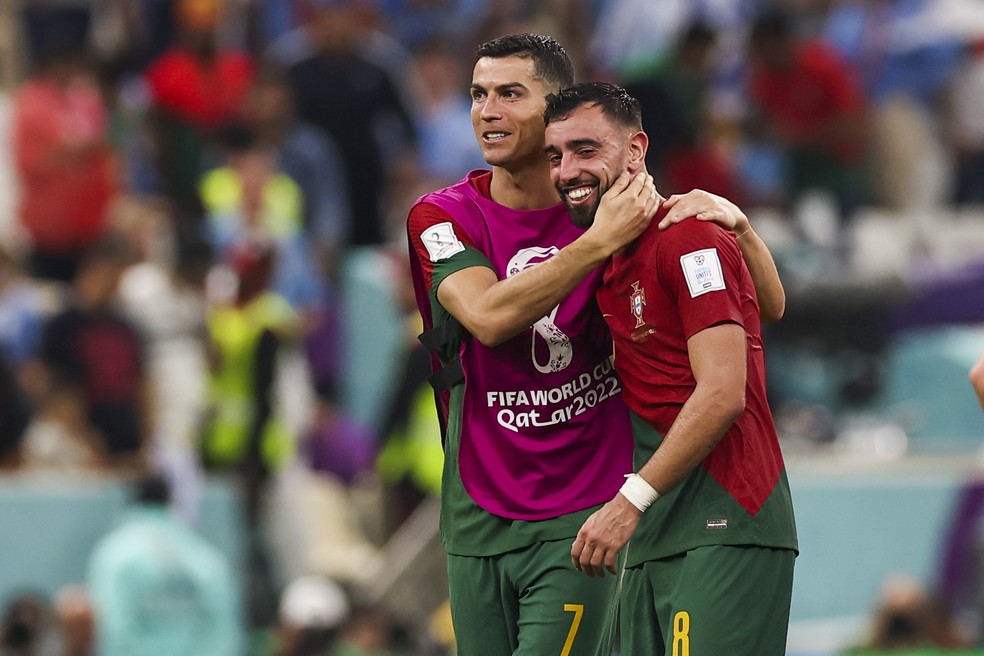 Cristiano Ronaldo abraça Bruno Fernandes após a vitória de Portugal contra o Uruguai — Foto: José Sena Goulão/EFE