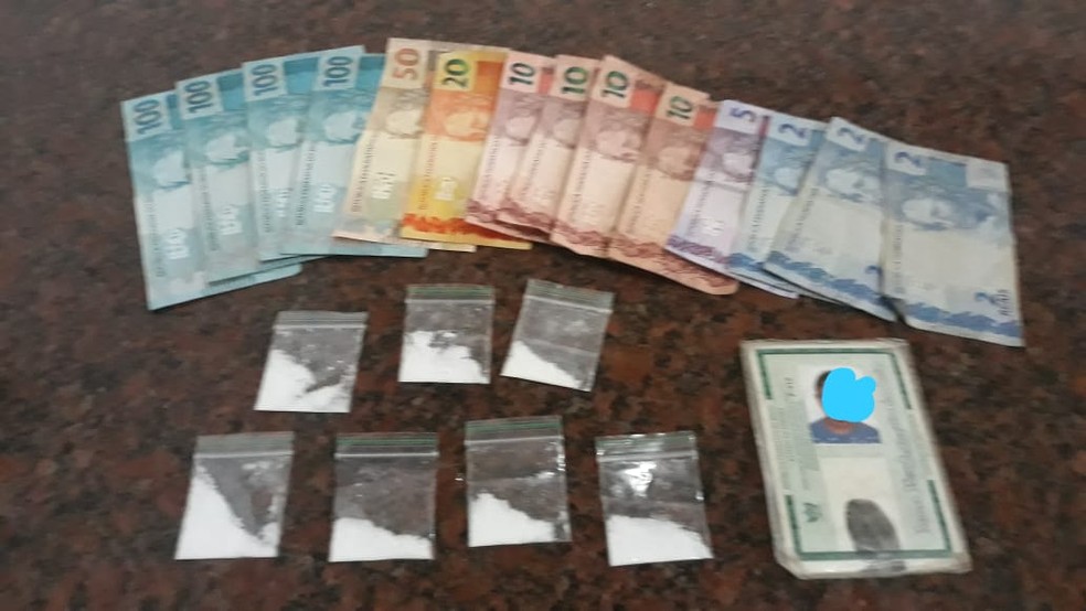 Com o suspeito, a polícia apreendeu sete sacos com cocaína e R$ 521 em dinheiro — Foto: Polícia Militar/Divulgação
