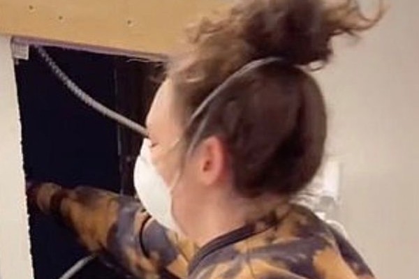 Imagens do vídeo compartilhado por Samantha Hartsoe mostrando o apartamento secreto descoberto por ela do outro lado do espelho de seu banheiro (Foto: TikTok)