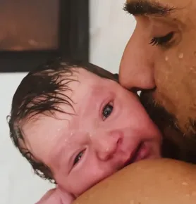 Após ser proibido pela mãe, Julio Rocha mostra rosto da filha caçula pela primeira vez