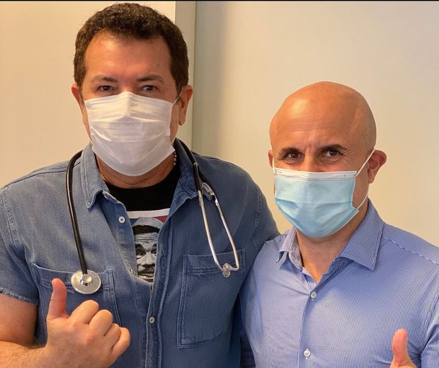 Beto Barbosa com o oncologista Fernando Maluf (Foto: Reprodução/Instagram)