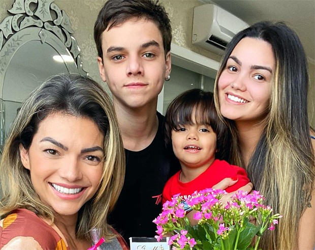 Kelly Key com os três filhos: Jaime Vitor, Artur e Suzanna (Foto: Reprodução/Instagram)