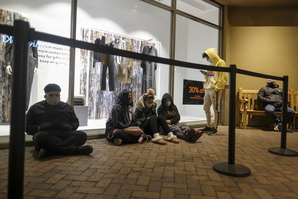 Black Friday: compradores esperam abertura de loja no Citadel Outlets de Los Angeles, na Califórnia. — Foto: AP Photo/Ringo H.W. Chiu