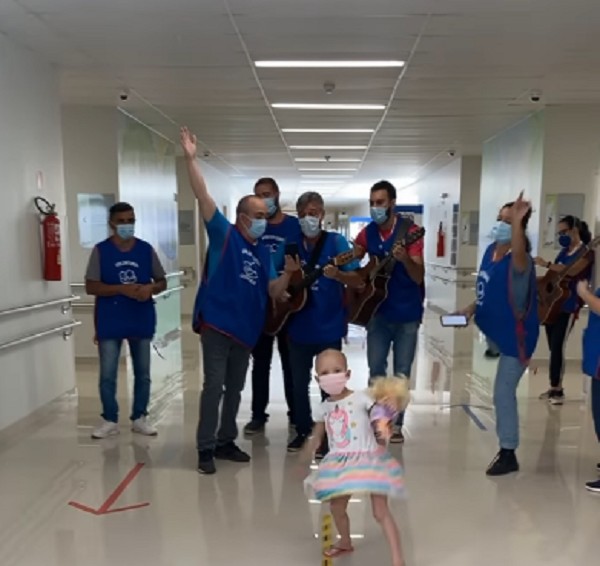 Yara comemora alta com voluntários  (Foto: Reprodução Instagram )
