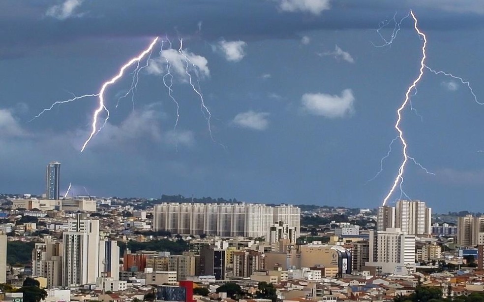 Raios registrados na região de Taguatinga antes de chuva cair — Foto: Leo Caldas/ Fotografia e Astronomia