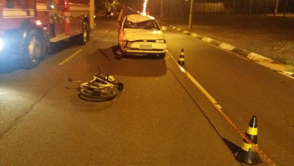 Condutor da bicicleta não resistiu aos ferimentos e morreu no hospital (Foto: Osvaldo Bento/Debate Notícias/Cedida)