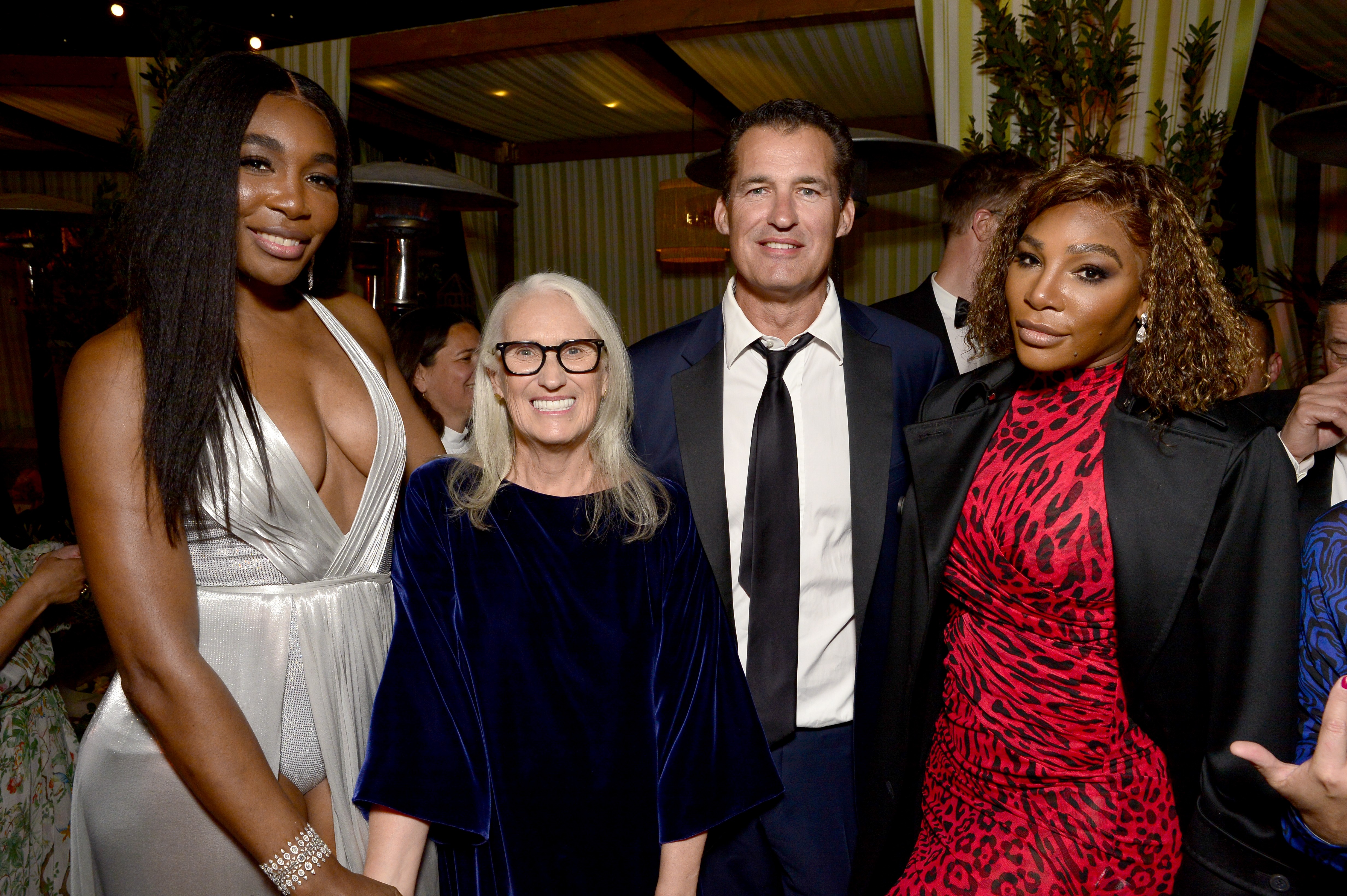CENTURY CITY, CALIFORNIA - MARCH 13: (L-R) Venus Williams, Jane Campion, Head of Global Film at Netflix Scott Stuber, and Serena Williams attend Netflix's Critics Choice Awards After Party at Lumiere Brasserie Restaurant on March 13, 2022 in Century City, (Foto: Getty Images for Netflix)