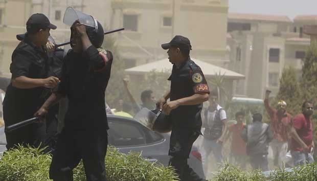 Manifestantes entraram em confronto com a polícia. (Foto: Amr Abdallah Dalsh/Reuters)