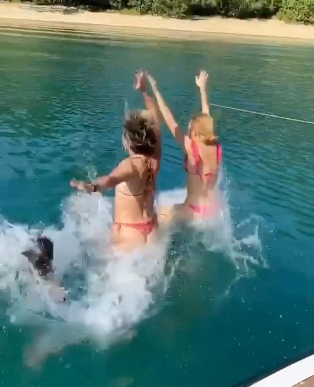 Flávia Alessandra pula no mar com as filhas (Foto: Reprodução/Instagram)