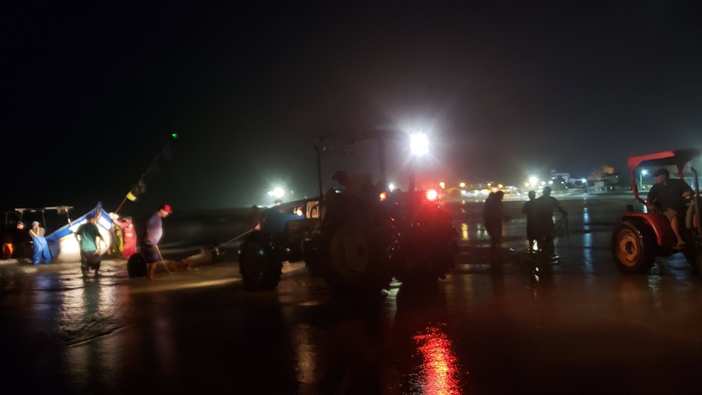 Foram necessÃ¡rios dois tratores para puxar as embarcaÃ§Ãµes do mar â Foto: Arquivo pessoal/Almir Alves