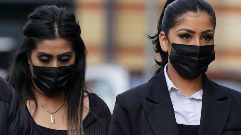 Ansreen Bukhari (à esquerda) e a filha Mahek estão sendo julgadas com outras seis pessoas — Foto: PA Media/Via BBC