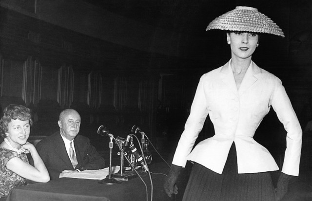 Le couturier Christian Dior donnait une conférence sur la mode à la Sorbonne, avec la présentation des modèles Haute Couture dont le modèle présenté le "Tailleur bar", à Paris, France, le 4 avril 1955.  (Photo by Keystone-France\Gamma-Rapho via Getty Imag (Foto: Gamma-Keystone via Getty Images)