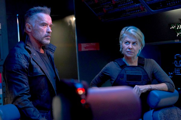O ator Arnold Schwarzenegger e a atriz Linda Hamilton em cena de O Exterminador do Futuro: Destino Sombrio (2019) (Foto: Reprodução)
