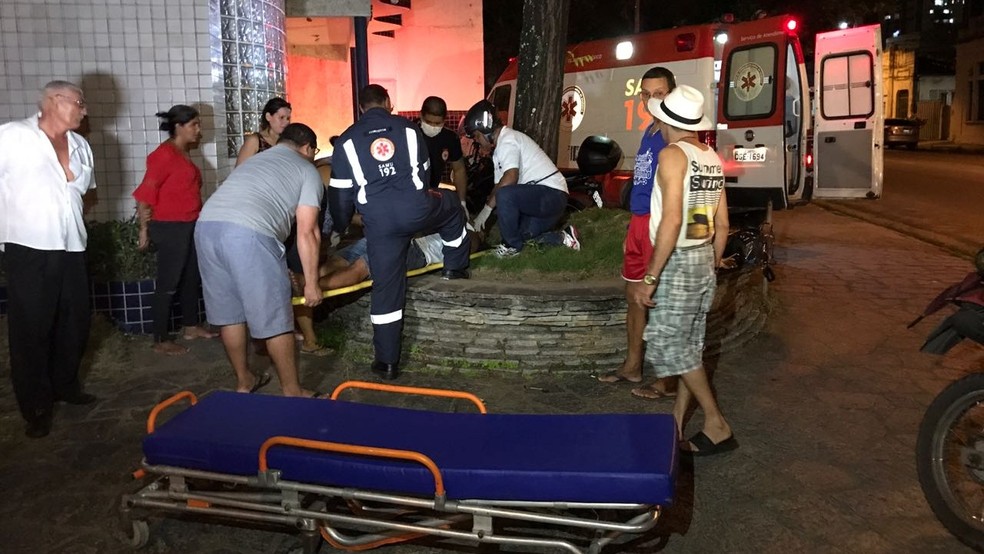 Motorista ficou ferido ap&oacute;s bater em &ocirc;nibus escolar, em Jo&atilde;o Pessoa (Foto: Walter Paparazzo/G1)