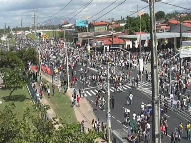 Grupo fechas os dois lados da Avenida Raul Barbosa, principal acesso ao Castelão (Foto: TV Verdes Mares/Reprodução)