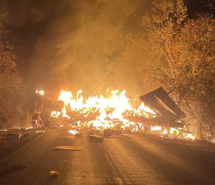 Acidente interdita rodovia no oeste da Bahia; pelo menos duas mortes foram registradas, afirma PRF