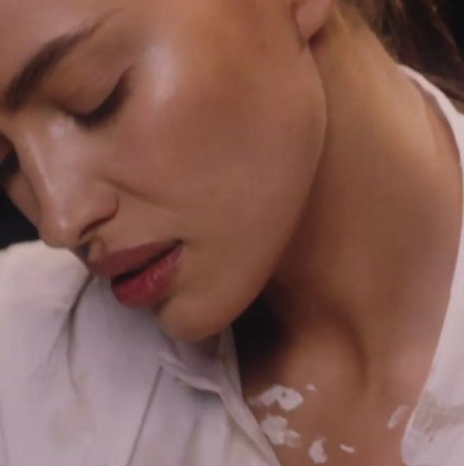 Irina Shayk esbanja sensualidade em vídeo picante de Natal  (Foto: Reprodução/Instagram)