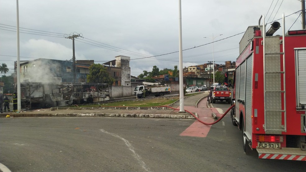 Bombeiros controlaram chamas — Foto: Lisboa Júnior/TV Bahia
