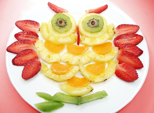 O pequeno não come frutas? A solução é criar uma corujinha de morango, abacaxi, kiwi e laranja (Foto: ThinkStockPhotos)