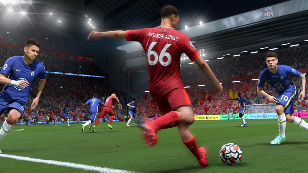 Alexander-Arnold, do Liverpool, marcado por Jorginho (D) e Pulisic (E) no FIFA 22 — Foto: Divulgação