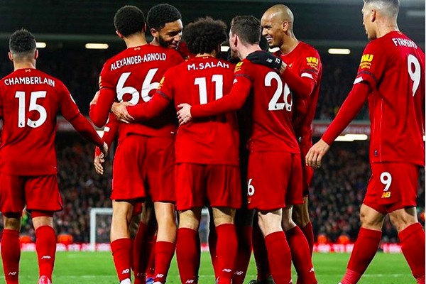 Os jogadores do Liverpool celebrando em um jogo recente da equipe inglesa (Foto: Instagram)