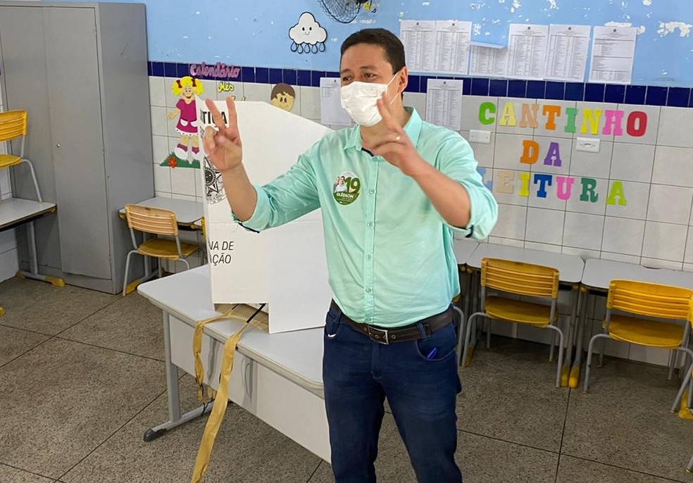 Glêdson Bezerra (Podemos), candidato à Prefeitura de Juazeiro do Norte,  votou por volta das 10h20, em uma escola no Bairro Limoeiro. — Foto: Edson Freitas/ SVM