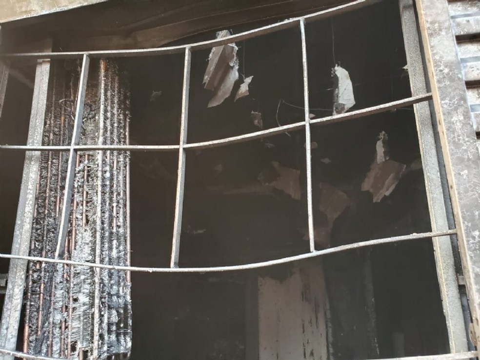 Teto de cômodo ficou destruído por conta das chamas. — Foto: Deodápolis News