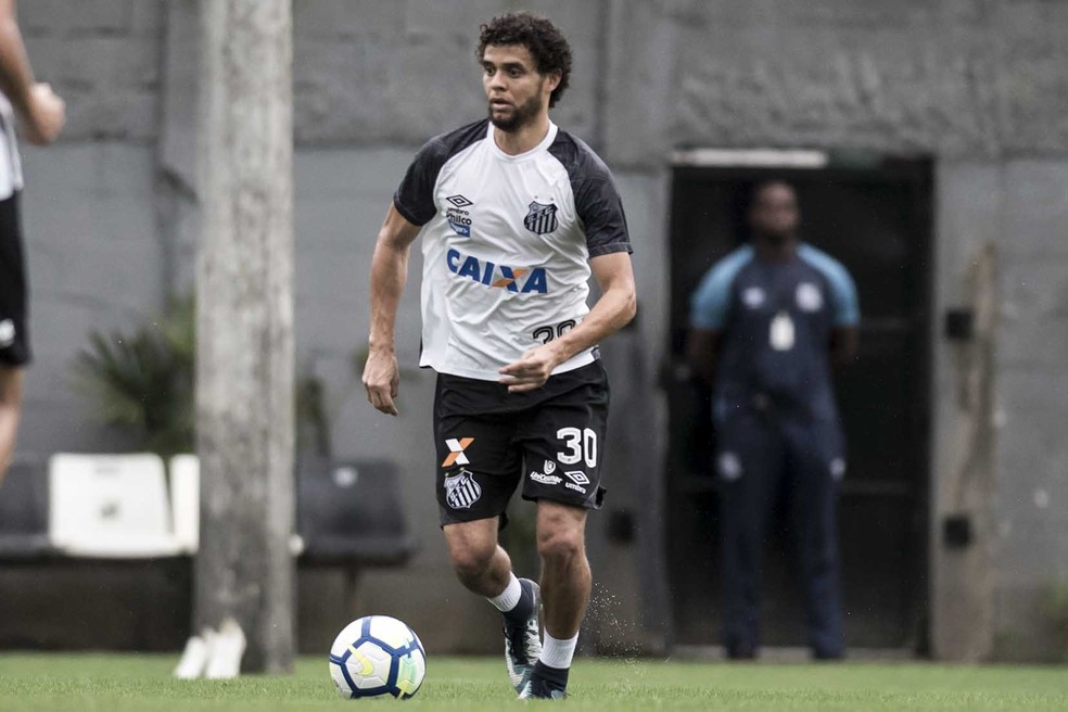 Victor Ferraz em treino do Santos — Foto: Ivan Storti/Santos FC