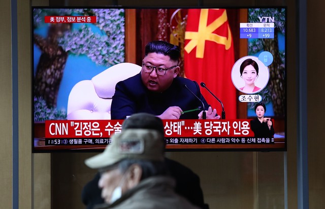 SEOUL, SOUTH KOREA - APRIL 21: People watch a television broadcast reporting on North Korean Kim Jong-un at the Seoul Railway Station on April 21, 2020 in Seoul, South Korea. South Korea has seen no unusual signs with regard to North Korean leader Kim Jon (Foto: Getty Images)