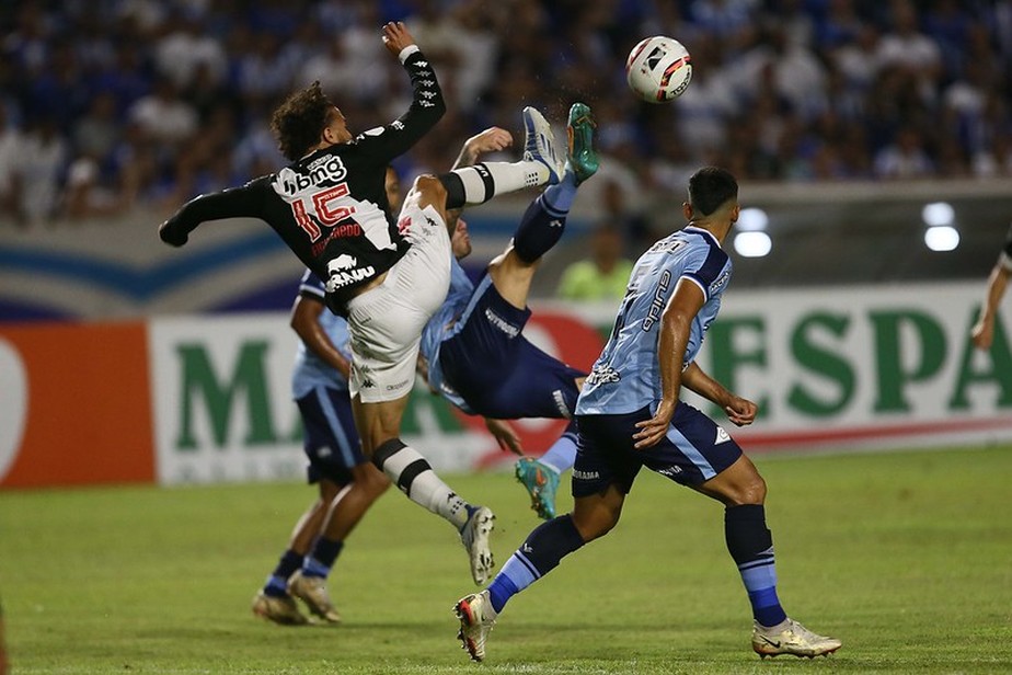 Estabanado, Figueiredo disputa a bola na derrota do Vasco para o CSA