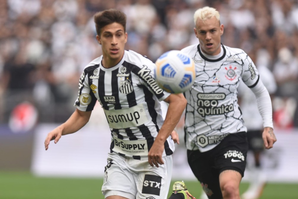 Árbitro diz que tentou mudar uniformes e relata invasão em Corinthians x Santos