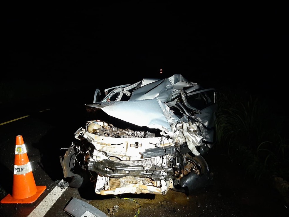 Carro em que deputado federal e irmão estavam ficou destruído — Foto: Túlio Alves/TV Anhanguera