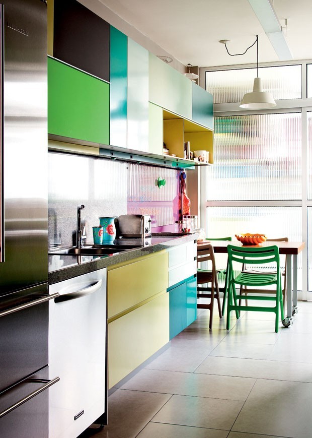 Décor do dia: cozinha com armários coloridos (Foto: Maíra Acayaba)