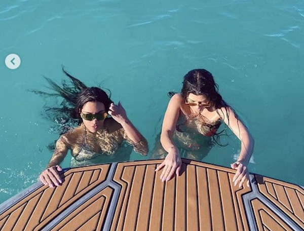 As irmãs Kim Kardashian e Kourtney Kardashian em passeio de barco pelo Caribe (Foto: Instagram)
