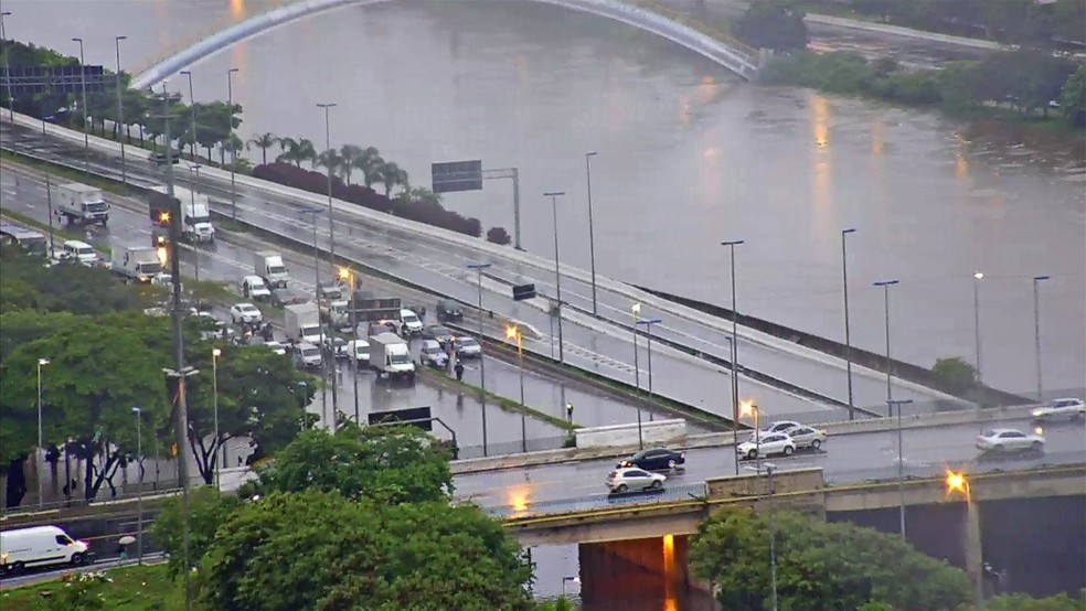 chuva - Chuva causa dezenas de desabamentos e alagamentos e trava São Paulo